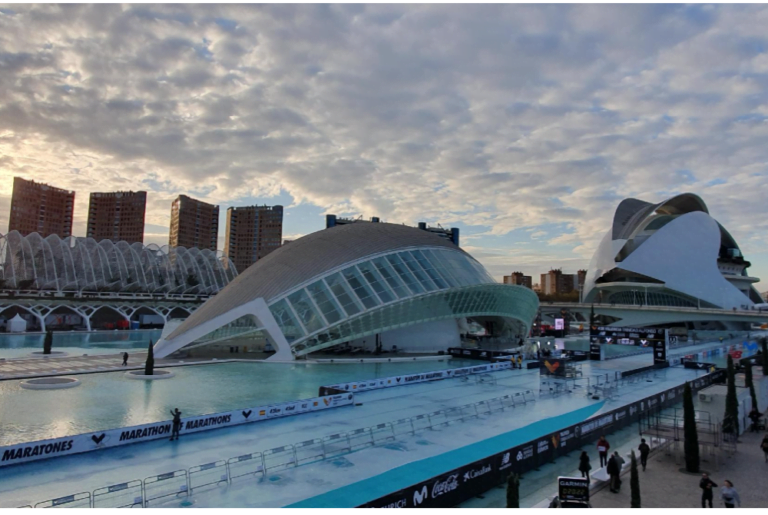 Heino loopt de marathon van Valencia. Weer een loper van loopgroep Fun4Run van VITTR