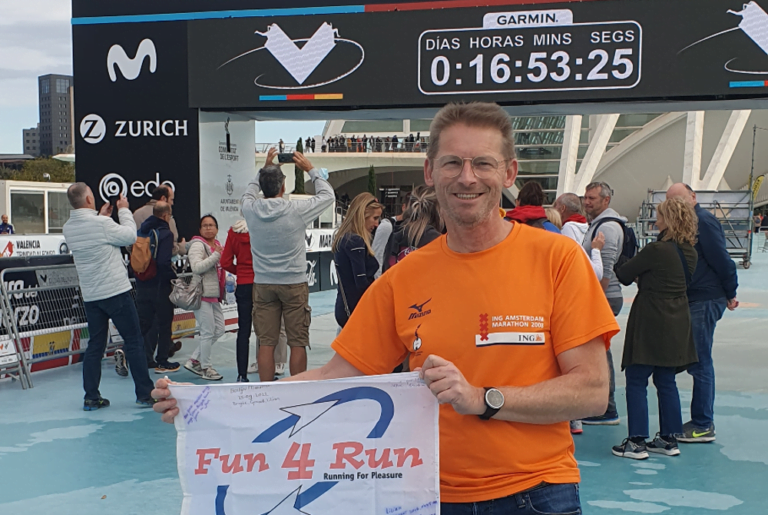 Heino loopt de marathon van Valencia. Weer een loper van loopgroep Fun4Run van VITTR